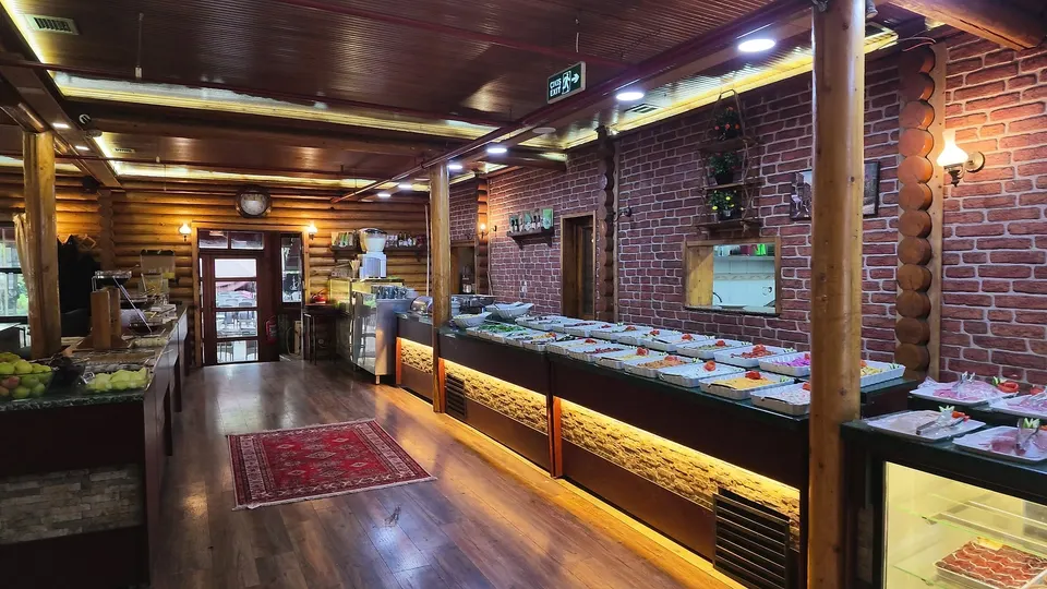 Ahşap salonda uzanan açık büfe hattı