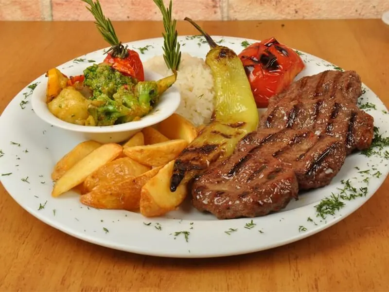 Izgara et, patates ve sebze